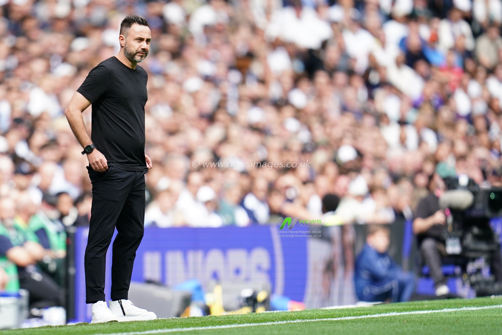 Roberto De Zerbi manager of Tottenham Hotspur during the Premier League match Tottenham Hotspur vs Aston Villa at Tottenham Hotspur Stadium, London, United Kingdom on 19 September 2026

(Photo by Harvey Murphy/News Images)