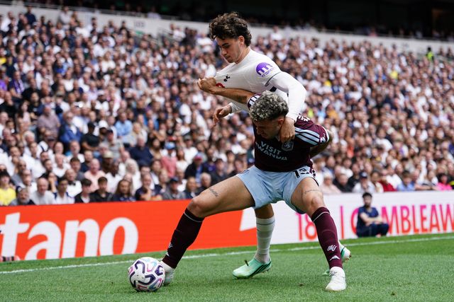 Matteo Ruggeri of Aston Villa and Archie Gray of Tottenham Hotspur battle during the Premier League match Tottenham Hotspur vs Aston Villa at Tottenham Hotspur Stadium, London, United Kingdom on 19 September 2026

(Photo by Harvey Murphy/News Images)