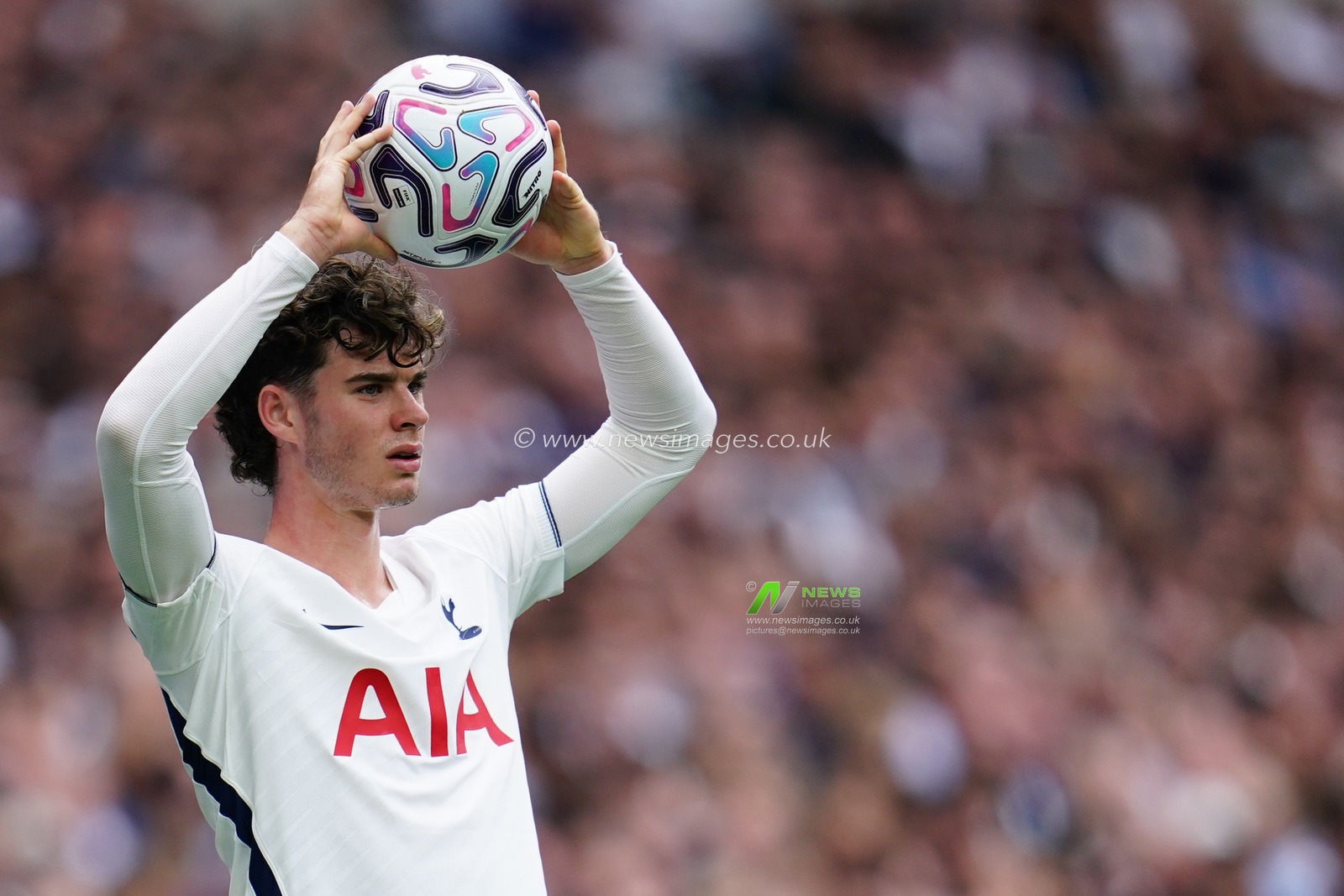 Archie Gray of Tottenham Hotspur prepares to take throw in during the Premier League match Tottenham Hotspur vs Aston Villa at Tottenham Hotspur Stadium, London, United Kingdom on 19 September 2026

(Photo by Harvey Murphy/News Images)