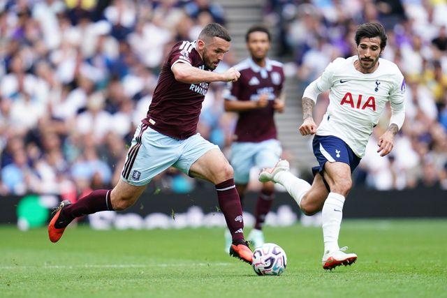 John McGinn of Aston Villa drives forward with the ball during the Premier League match Tottenham Hotspur vs Aston Villa at Tottenham Hotspur Stadium, London, United Kingdom on 19 September 2026

(Photo by Harvey Murphy/News Images)