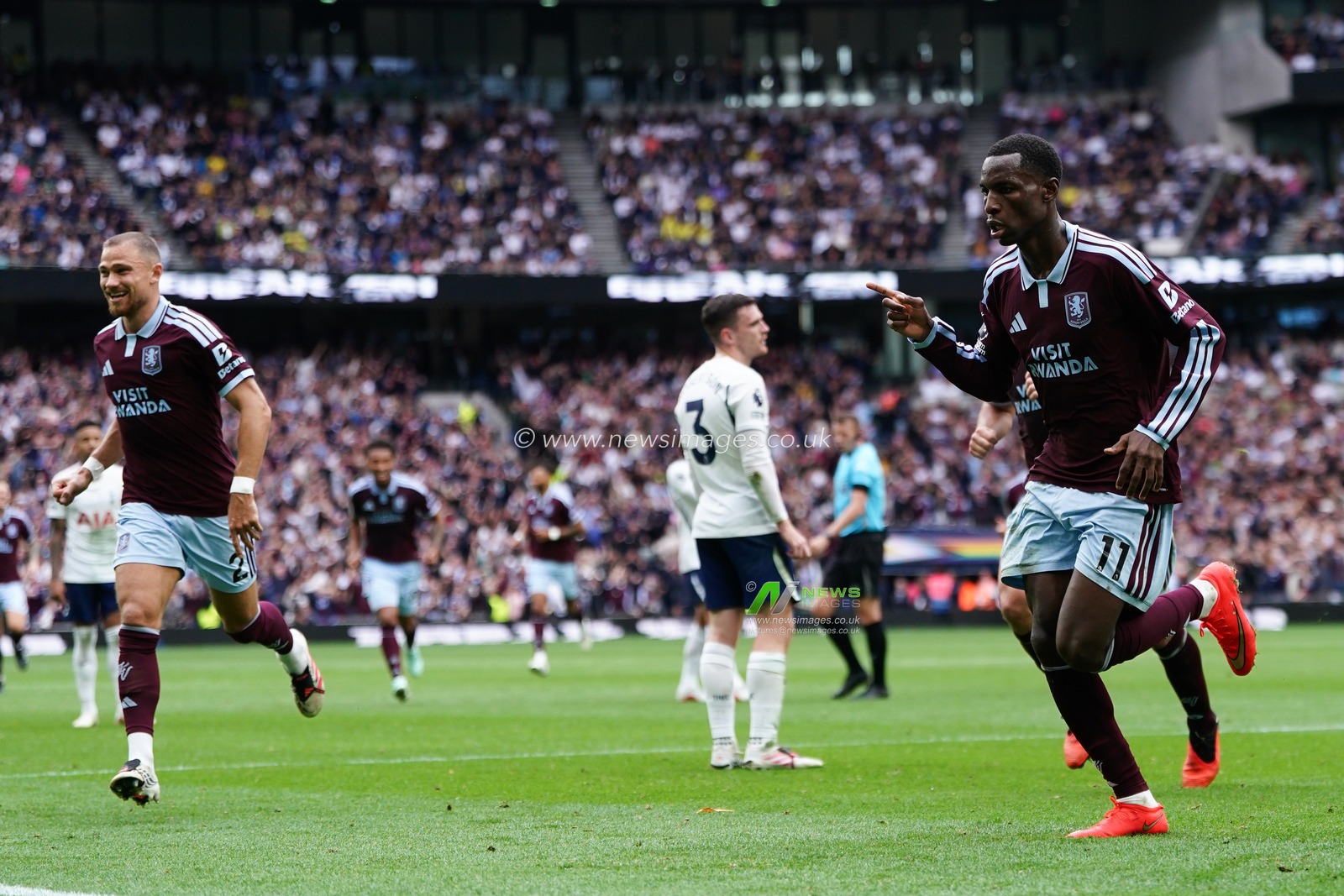 Nicolas Jackson of Aston Villa celebrates his goal during the Premier League match Tottenham Hotspur vs Aston Villa at Tottenham Hotspur Stadium, London, United Kingdom on 19 September 2026

(Photo by Harvey Murphy/News Images)
