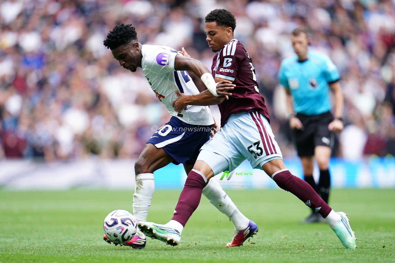 Mohammed Kudus of Tottenham Hotspur and George Hemmings of Aston Villa during the Premier League match Tottenham Hotspur vs Aston Villa at Tottenham Hotspur Stadium, London, United Kingdom on 19 September 2026

(Photo by Harvey Murphy/News Images)