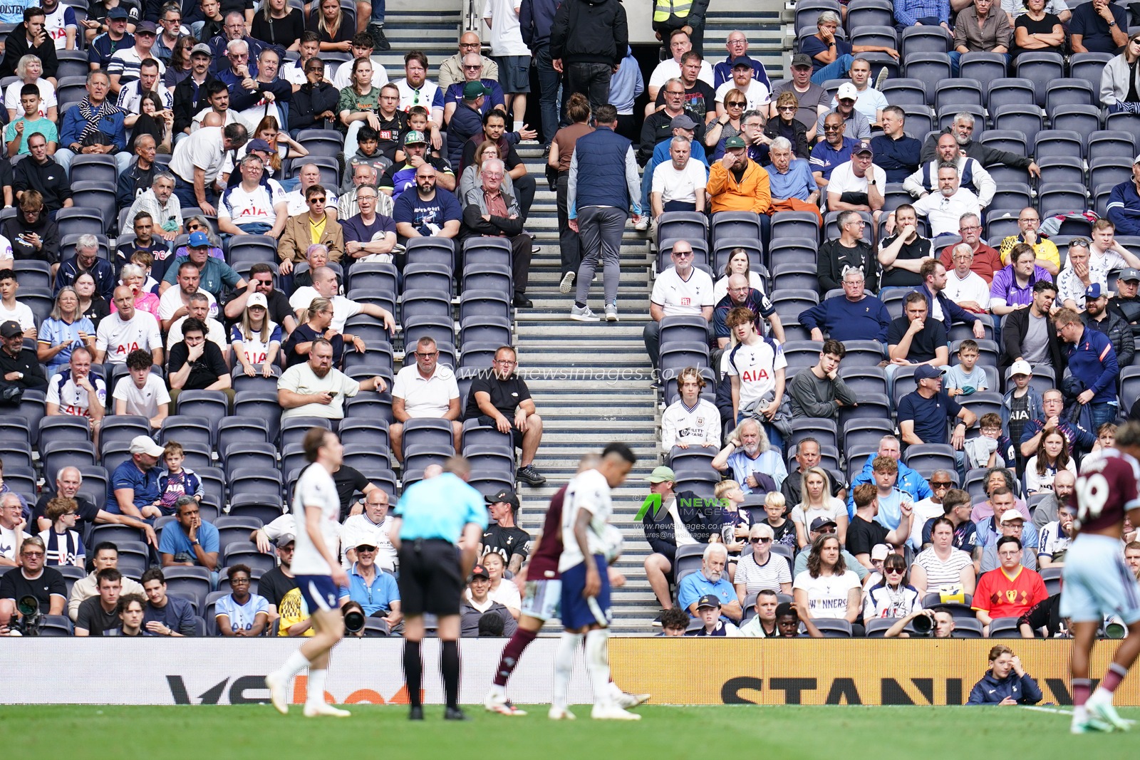 The stands empty near to full time during the Premier League match Tottenham Hotspur vs Aston Villa at Tottenham Hotspur Stadium, London, United Kingdom on 19 September 2026

(Photo by Harvey Murphy/News Images)