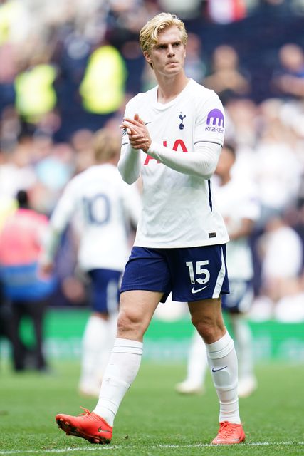 Lucas Bergvall of Tottenham Hotspur applauds home support at full time during the Premier League match Tottenham Hotspur vs Aston Villa at Tottenham Hotspur Stadium, London, United Kingdom on 19 September 2026

(Photo by Harvey Murphy/News Images)