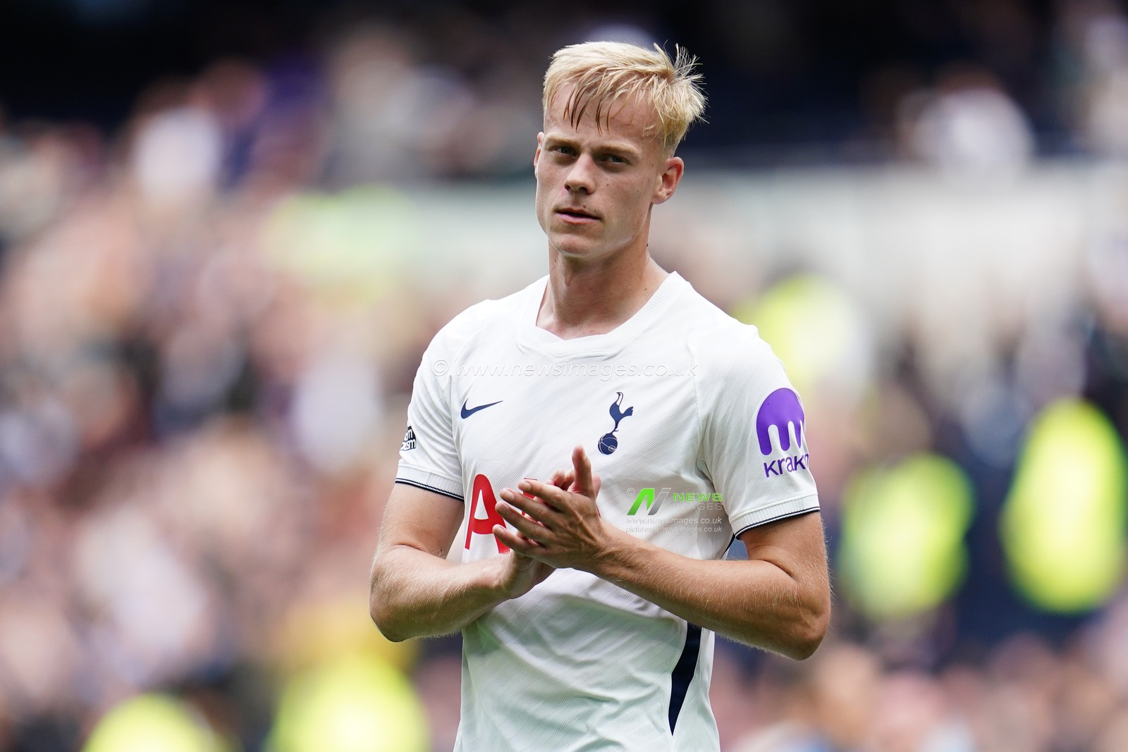 Jan Paul van Hecke of Tottenham Hotspur applauds home support at full time during the Premier League match Tottenham Hotspur vs Aston Villa at Tottenham Hotspur Stadium, London, United Kingdom on 19 September 2026

(Photo by Harvey Murphy/News Images)