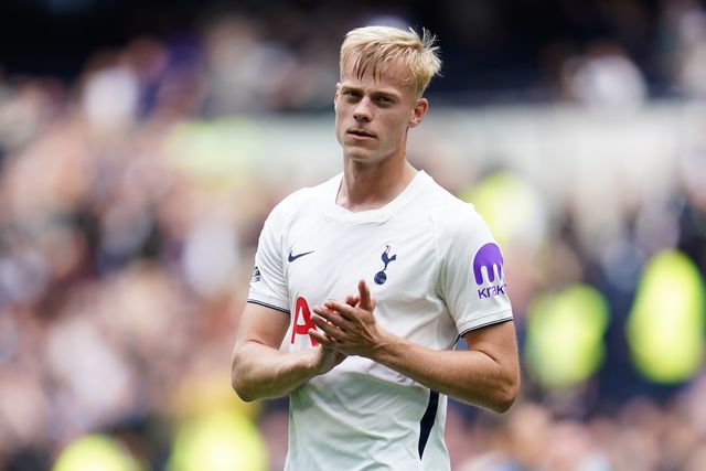 Jan Paul van Hecke of Tottenham Hotspur applauds home support at full time during the Premier League match Tottenham Hotspur vs Aston Villa at Tottenham Hotspur Stadium, London, United Kingdom on 19 September 2026

(Photo by Harvey Murphy/News Images)