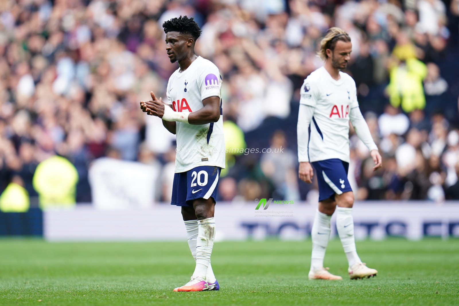 Mohammed Kudus of Tottenham Hotspur applauds home support at full time during the Premier League match Tottenham Hotspur vs Aston Villa at Tottenham Hotspur Stadium, London, United Kingdom on 19 September 2026

(Photo by Harvey Murphy/News Images)