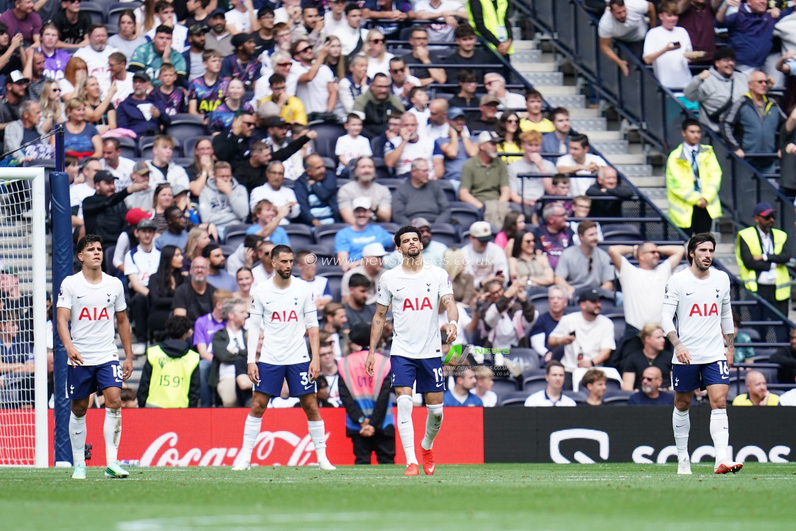 Tottenham players look on during the Premier League match Tottenham Hotspur vs Aston Villa at Tottenham Hotspur Stadium, London, United Kingdom on 19 September 2026

(Photo by Harvey Murphy/News Images)