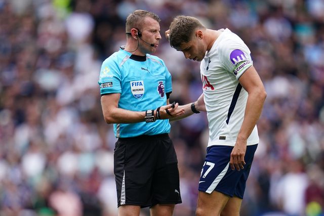 Micky van de Ven of Tottenham Hotspur and Sam Barrott the referee during the Premier League match Tottenham Hotspur vs Aston Villa at Tottenham Hotspur Stadium, London, United Kingdom on 19 September 2026

(Photo by Harvey Murphy/News Images)