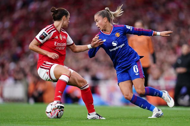 Andrea Medina of Manchester United and Emily Fox of Arsenal during the Women's Super League match Arsenal vs Manchester United at Emirates, London, United Kingdom on 19 September 2026

(Photo by Harvey Murphy/News Images)