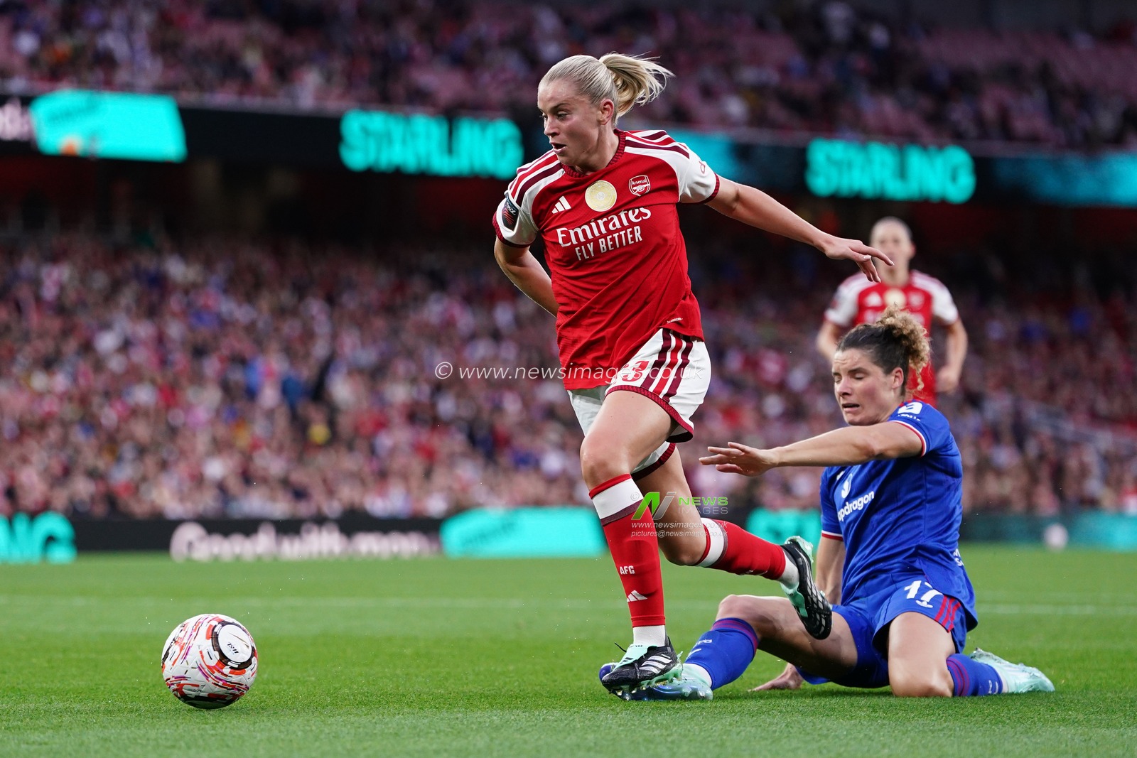 Alessia Russo of Arsenal beats Dominique Janssen of Manchester United to the ball during the Premier League match Tottenham Hotspur vs Aston Villa at Tottenham Hotspur Stadium, London, United Kingdom on 19 September 2026

(Photo by Harvey Murphy/News Images)