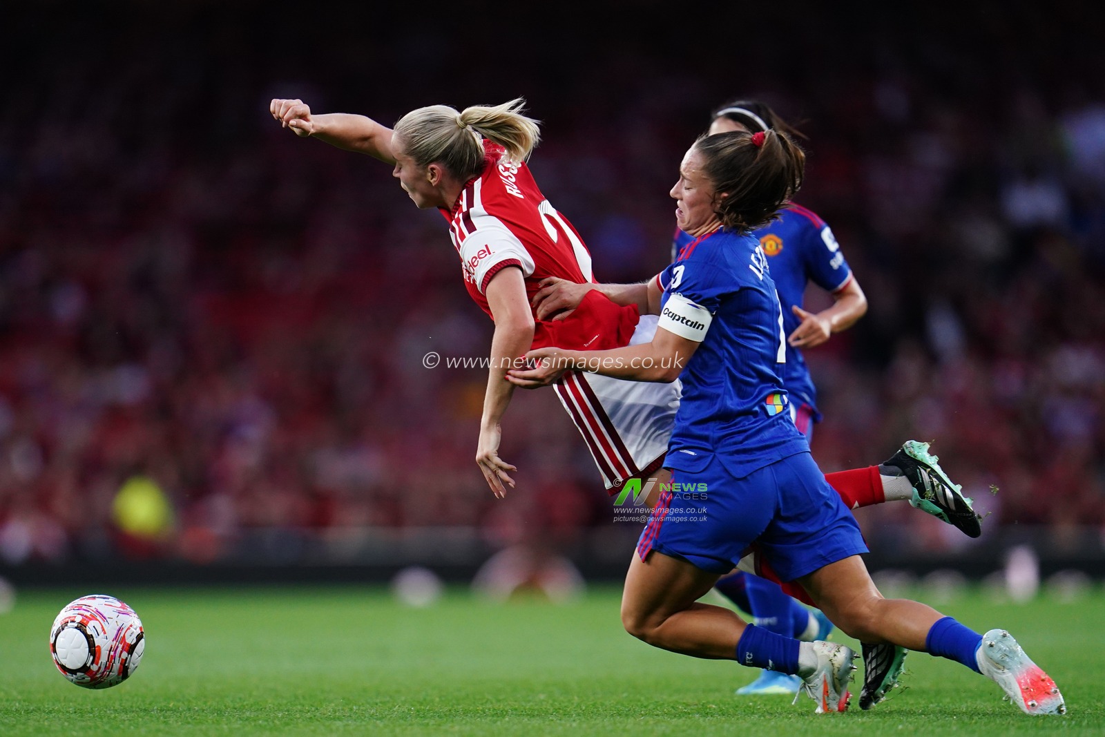 Alessia Russo of Arsenal is fouled by Manchester United players during the Women's Super League match Arsenal vs Manchester United at Emirates, London, United Kingdom on 19 September 2026

(Photo by Harvey Murphy/News Images)