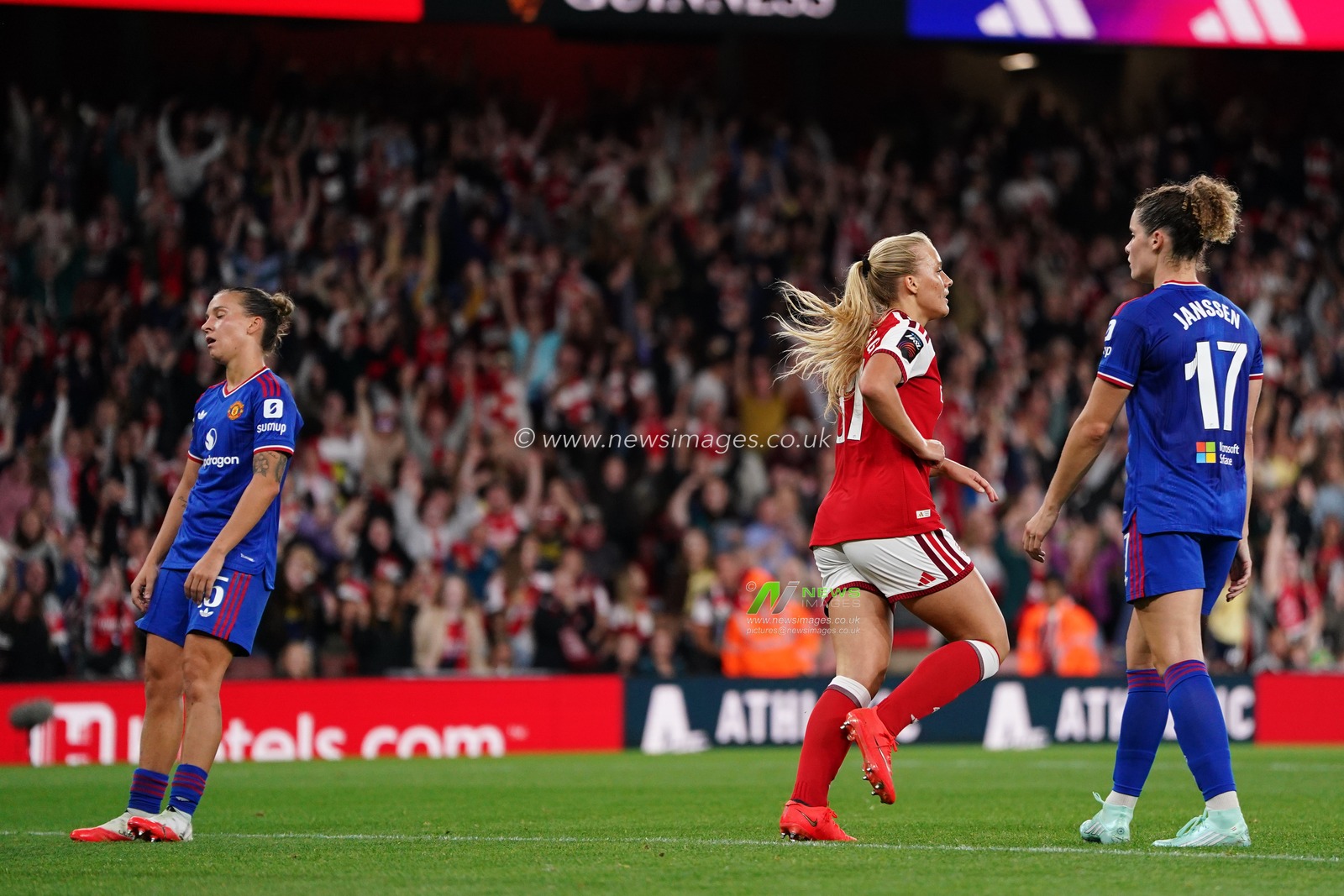 Smilla Holmberg of Arsenal scores to make it 1-1 during the Women's Super League match Arsenal vs Manchester United at Emirates, London, United Kingdom on 19 September 2026

(Photo by Harvey Murphy/News Images)