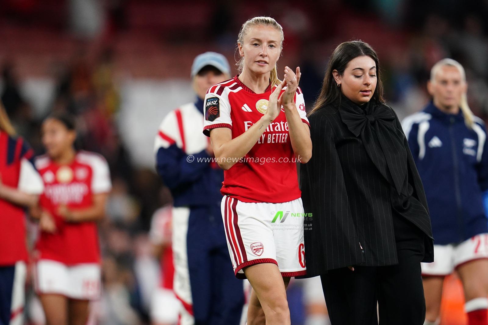 Leah Williamson of Arsenal applauds home support at full time during the Women's Super League match Arsenal vs Manchester United at Emirates, London, United Kingdom on 19 September 2026

(Photo by Harvey Murphy/News Images)