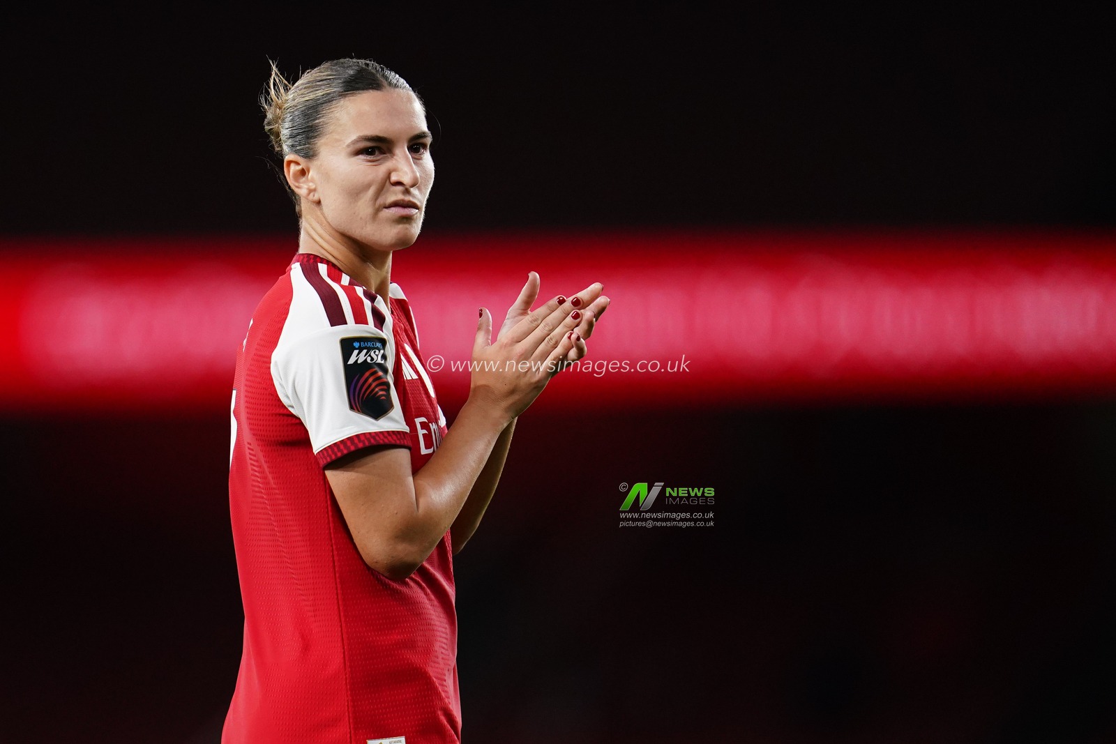 Steph Catley of Arsenal applauds home support surely during the Women's Super League match Arsenal vs Manchester United at Emirates, London, United Kingdom on 19 September 2026

(Photo by Harvey Murphy/News Images)