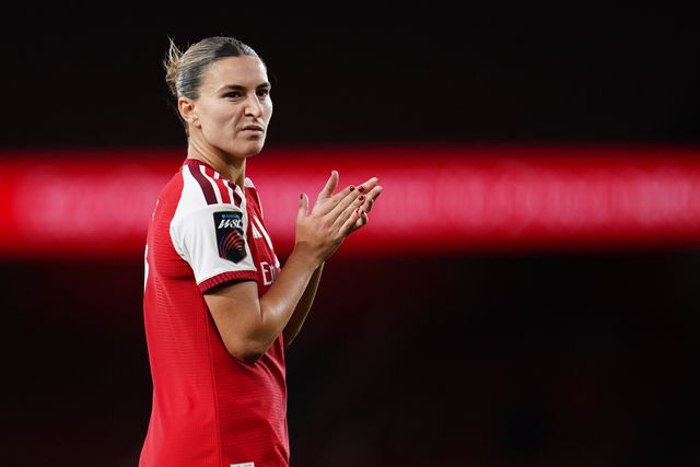 Steph Catley of Arsenal applauds home support surely during the Women's Super League match Arsenal vs Manchester United at Emirates, London, United Kingdom on 19 September 2026

(Photo by Harvey Murphy/News Images)