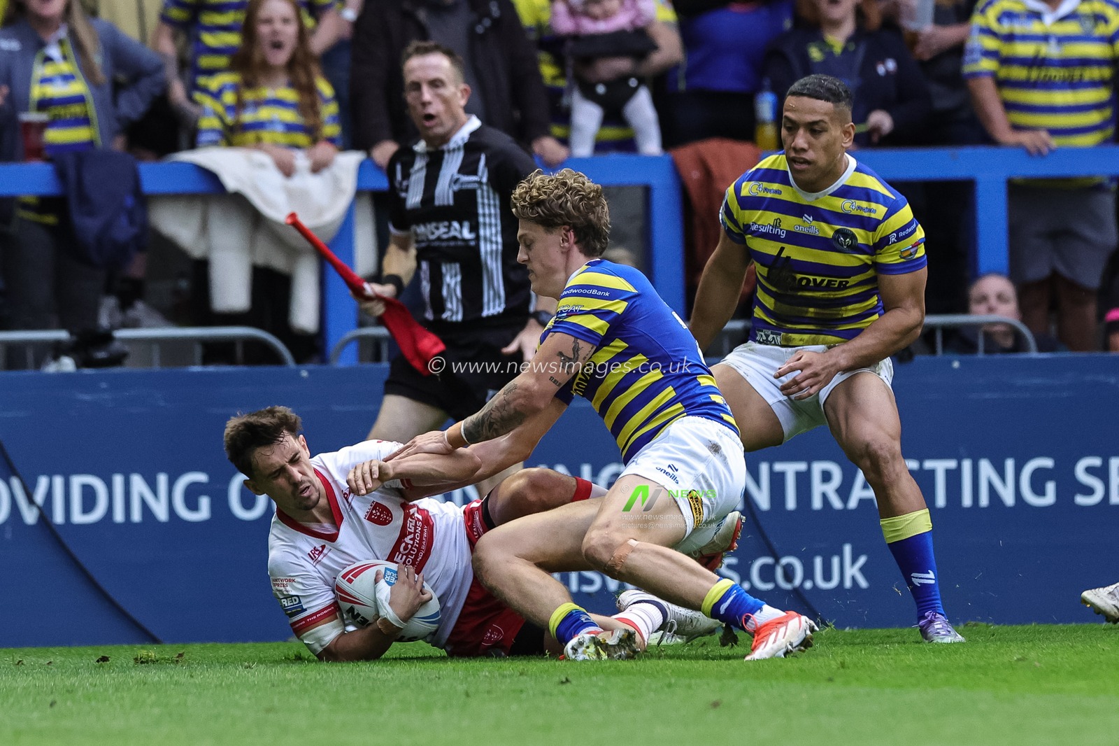 Oliver Gildart of Hull KR is tackled by Arron Lindop of Warrington Wolves during the Betfred Super League Play-off Eliminator round match Warrington Wolves vs Hull KR at The Halliwell Jones Stadium, Warrington, United Kingdom on 19 September 2026

(Photo by Mark Cosgrove/News Images)