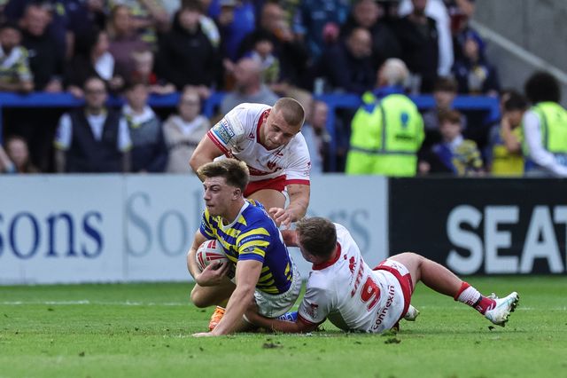Ewan Irwin of Warrington Wolves is tackled by Jez Litten of Hull KR during the Betfred Super League Play-off Eliminator round match Warrington Wolves vs Hull KR at The Halliwell Jones Stadium, Warrington, United Kingdom on 19 September 2026

(Photo by Mark Cosgrove/News Images)