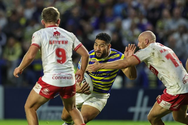 Kelepi Tanginoa of Warrington Wolves is tackled by Dean Hadley of Hull KR during the Betfred Super League Play-off Eliminator round match Warrington Wolves vs Hull KR at The Halliwell Jones Stadium, Warrington, United Kingdom on 19 September 2026

(Photo by Mark Cosgrove/News Images)