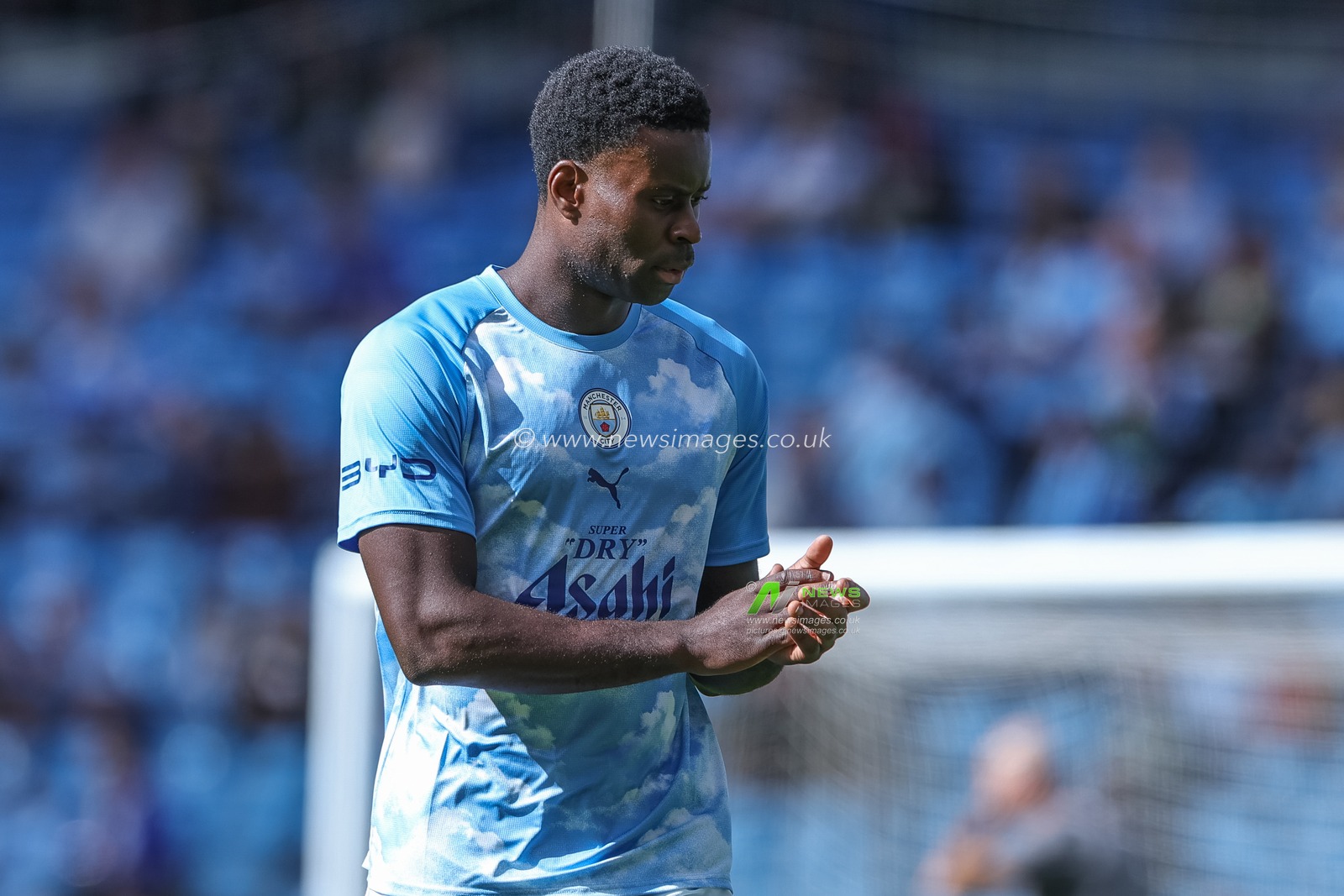 Elliot Anderson of Manchester City applauds the fans in the pregame warmup session during the Premier League match Manchester City vs Sunderland at Etihad Stadium, Manchester, United Kingdom on 20 September 2026

(Photo by Mark Cosgrove/News Images)