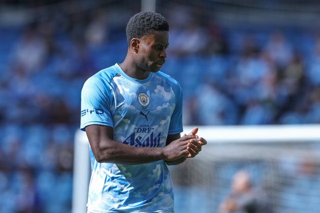 Elliot Anderson of Manchester City applauds the fans in the pregame warmup session during the Premier League match Manchester City vs Sunderland at Etihad Stadium, Manchester, United Kingdom on 20 September 2026

(Photo by Mark Cosgrove/News Images)