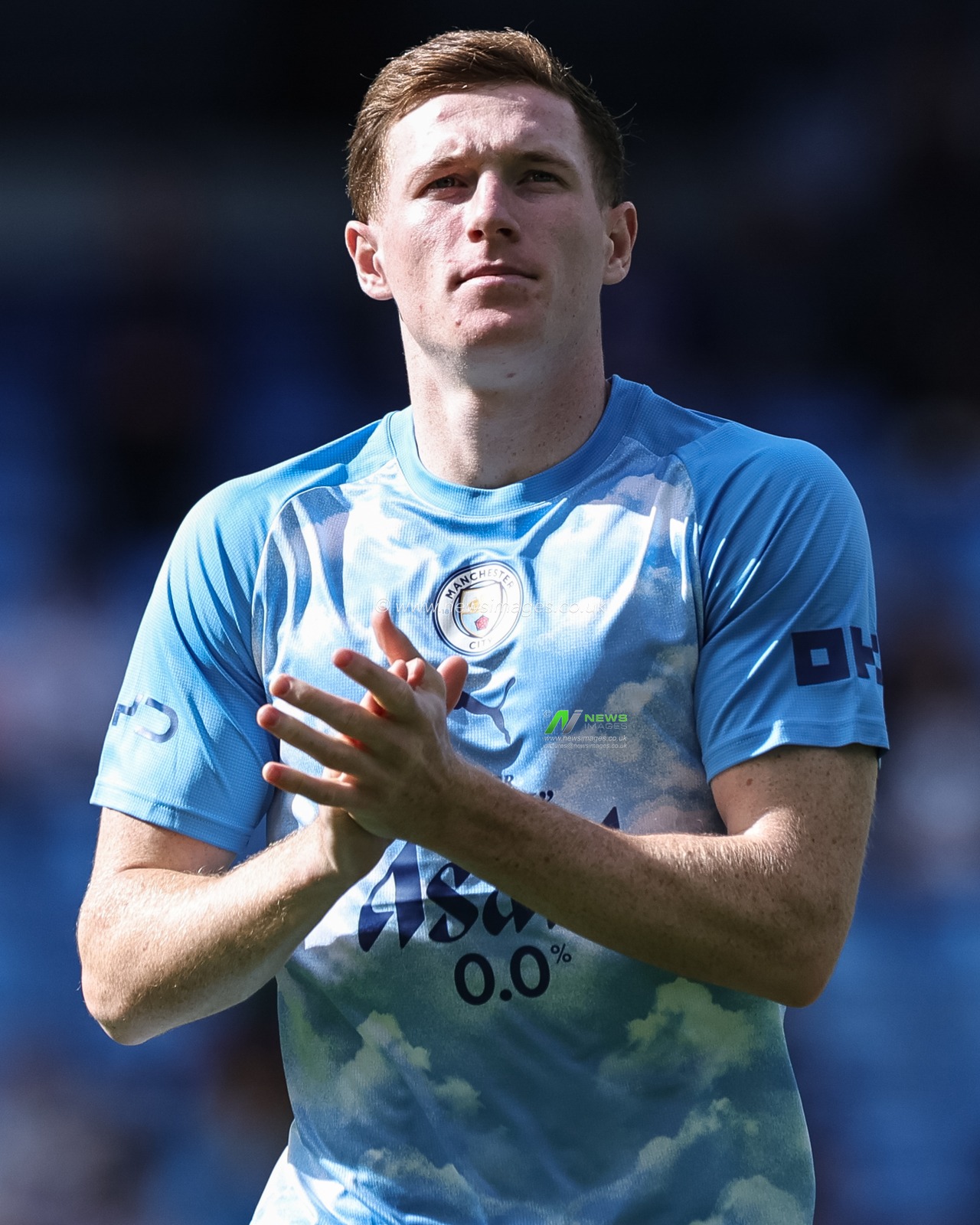 Elliot Anderson of Manchester City applauds the fans during the Premier League match Manchester City vs Sunderland at Etihad Stadium, Manchester, United Kingdom on 20 September 2026

(Photo by Mark Cosgrove/News Images)