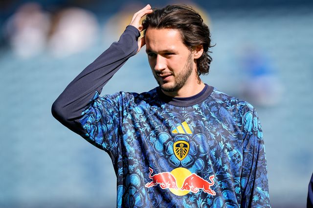 Leeds United goalkeeper James Trafford inspects the pitch prior to kick off during the Premier League match Leeds United vs Crystal Palace at Elland Road, Leeds, United Kingdom on 20 September 2026

(Photo by Maynard Manyowa/News Images)