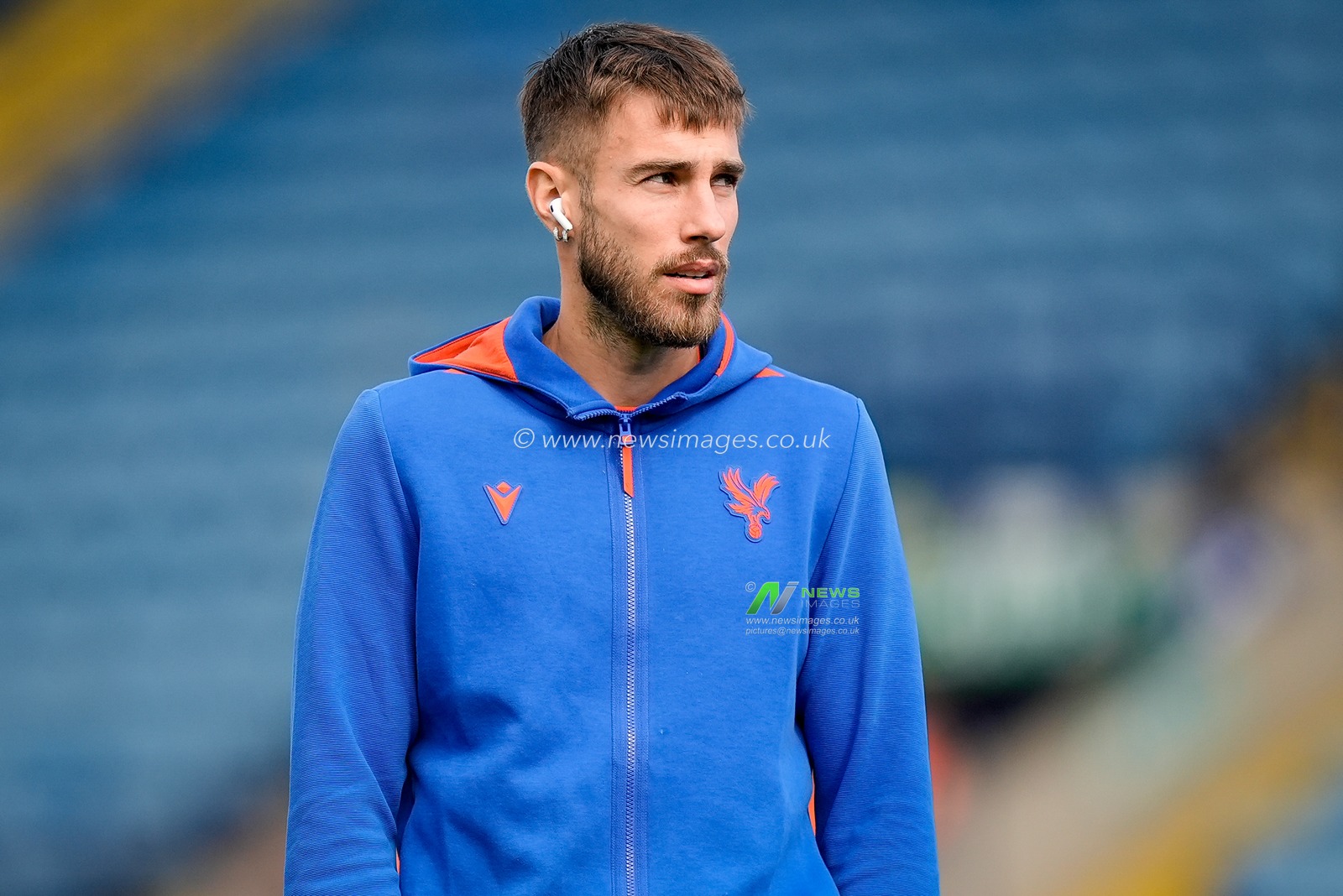 Oscar Mingueza of Crystal Palace inspects the pitch prior to kick off during the Premier League match Leeds United vs Crystal Palace at Elland Road, Leeds, United Kingdom on 20 September 2026

(Photo by Maynard Manyowa/News Images)