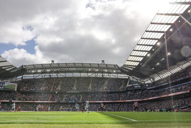 Nilson Angulo of Sunderland crosses the ball during the Premier League match Manchester City vs Sunderland at Etihad Stadium, Manchester, United Kingdom on 20 September 2026

(Photo by Mark Cosgrove/News Images)