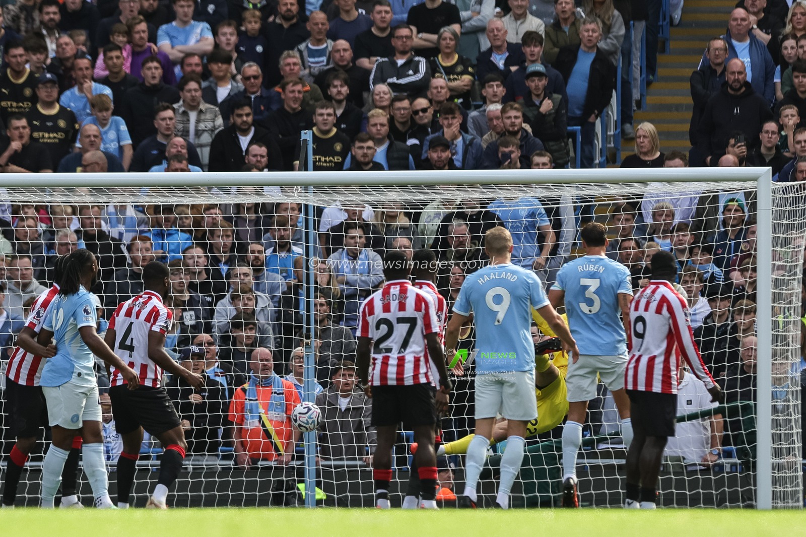 Enzo Fernandez of Manchester City scores from a free kick to make it 1-0 during the Premier League match Manchester City vs Sunderland at Etihad Stadium, Manchester, United Kingdom on 20 September 2026

(Photo by Mark Cosgrove/News Images)