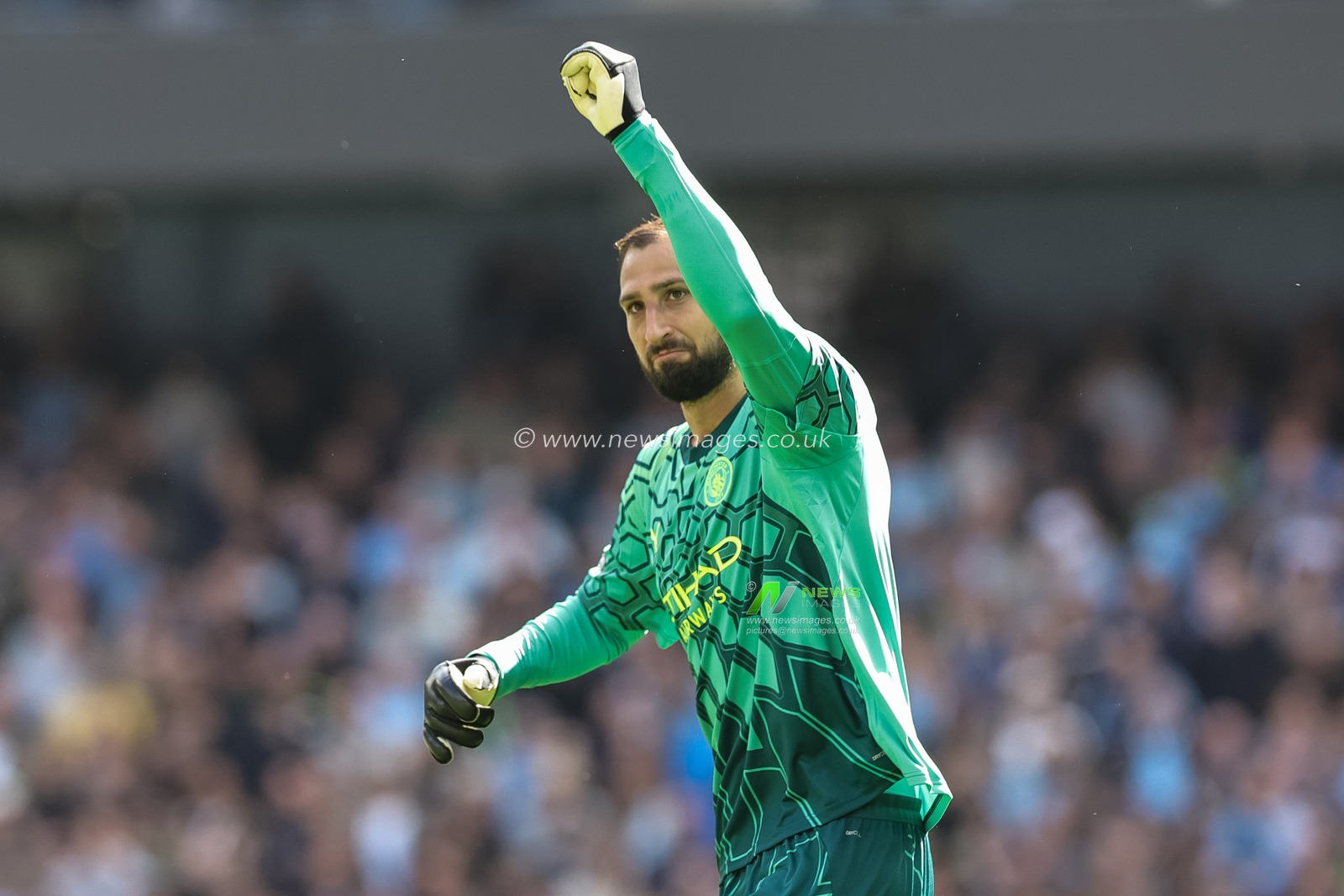 Manchester City goalkeeper Gianluigi Donnarumma celebrates Enzo Fernandez of Manchester City (Not pictured) goal during the Premier League match Manchester City vs Sunderland at Etihad Stadium, Manchester, United Kingdom on 20 September 2026

(Photo by Mark Cosgrove/News Images)