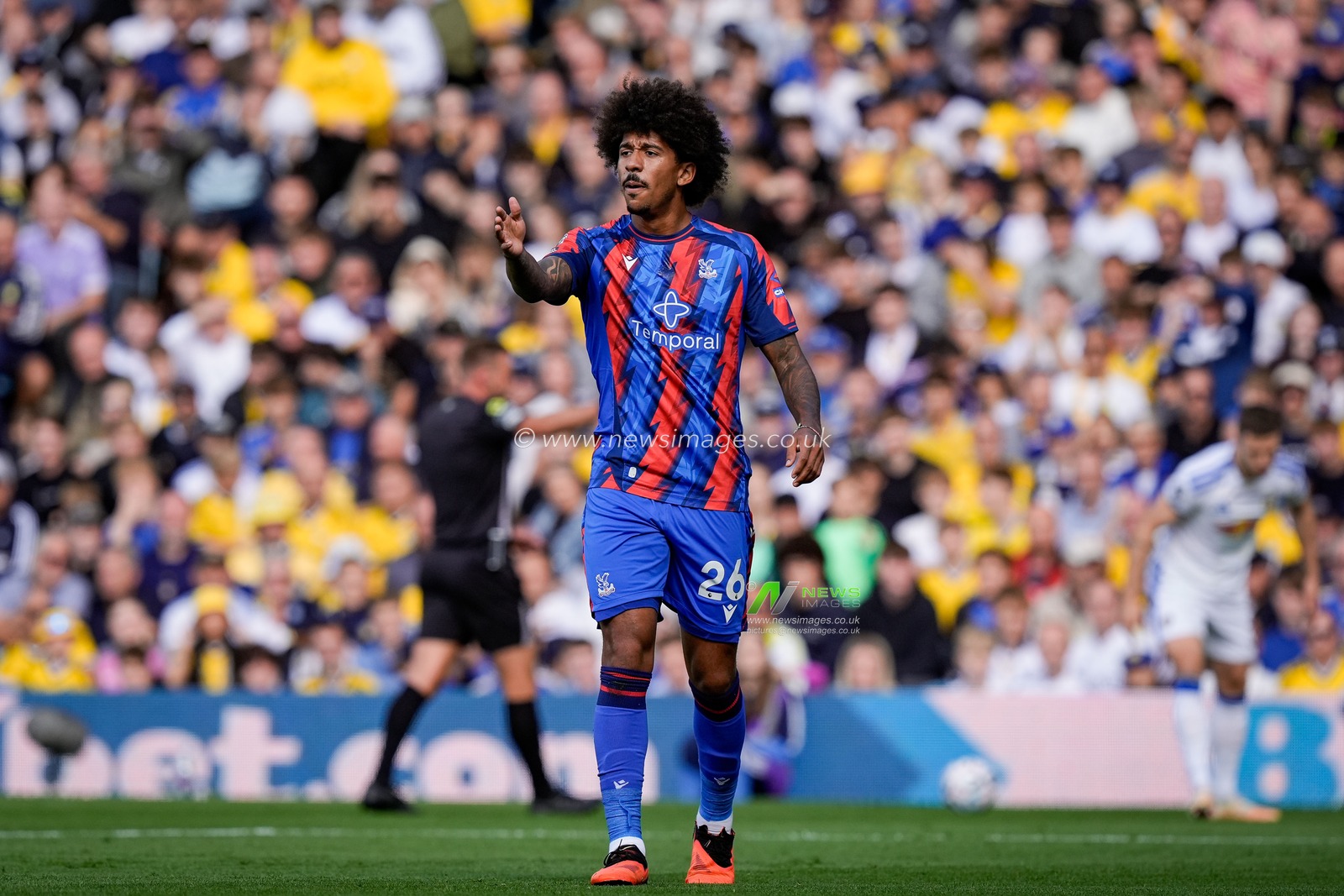 Chris Richards of Crystal Palace gives his team instructions  during the Premier League match Leeds United vs Crystal Palace at Elland Road, Leeds, United Kingdom on 20 September 2026

(Photo by Maynard Manyowa/News Images)