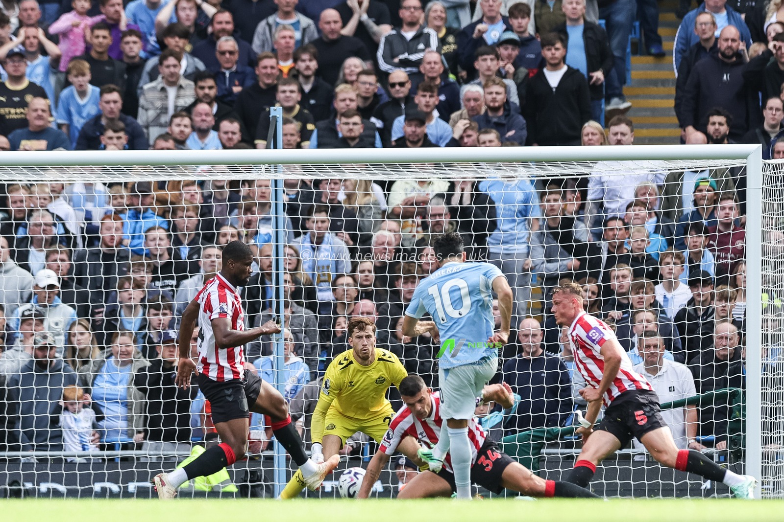 Rayan Cherki of Manchester City scores to make it 2-1 during the Premier League match Manchester City vs Sunderland at Etihad Stadium, Manchester, United Kingdom on 20 September 2026

(Photo by Mark Cosgrove/News Images)