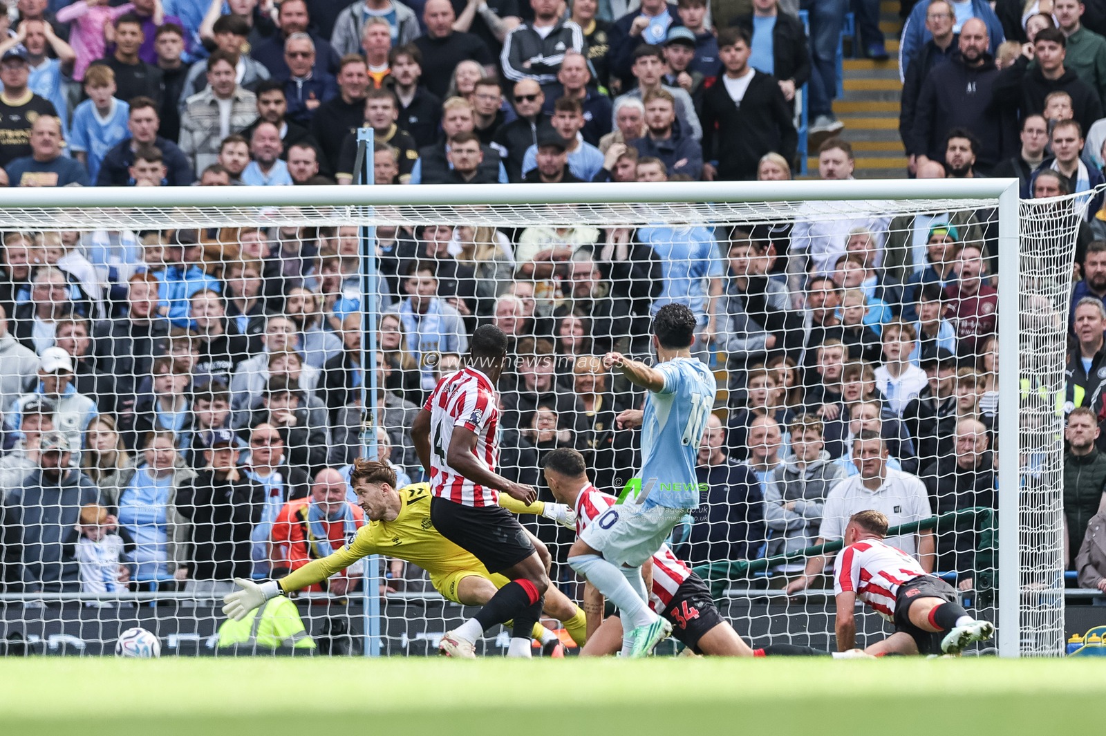 Rayan Cherki of Manchester City scores to make it 2-1 during the Premier League match Manchester City vs Sunderland at Etihad Stadium, Manchester, United Kingdom on 20 September 2026

(Photo by Mark Cosgrove/News Images)