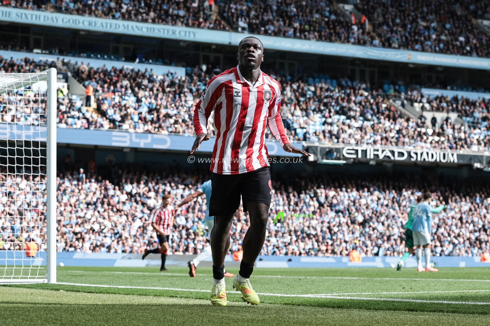 Brian Brobbey of Sunderland celebrates his goal to make it 2-2 during the Premier League match Manchester City vs Sunderland at Etihad Stadium, Manchester, United Kingdom on 20 September 2026

(Photo by Mark Cosgrove/News Images)