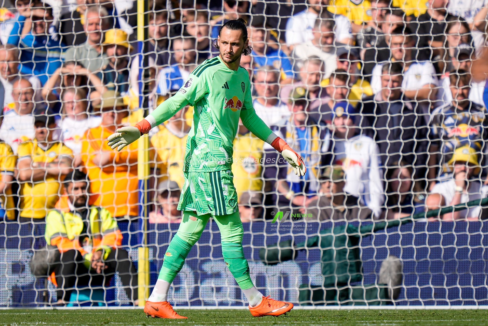 Leeds United goalkeeper James Trafford in action during the Premier League match Leeds United vs Crystal Palace at Elland Road, Leeds, United Kingdom on 20 September 2026

(Photo by Maynard Manyowa/News Images)