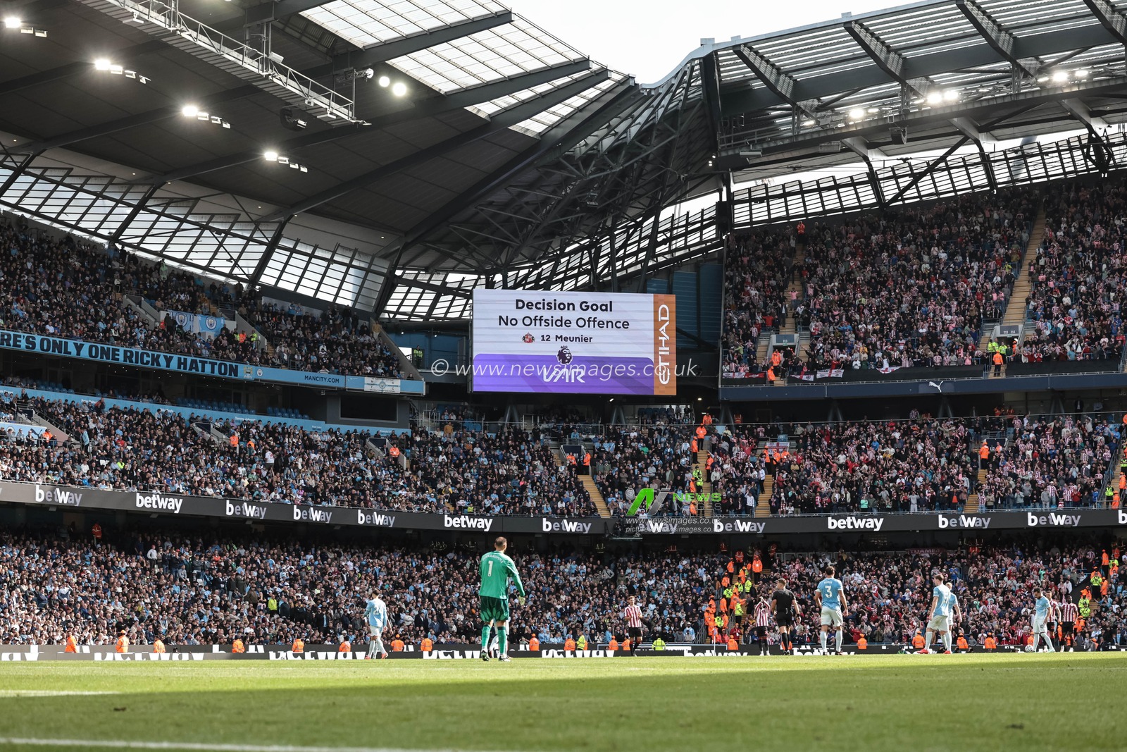 VAR check over Brian Brobbey of Sunderland’s goal stands the score 2-2c during the Premier League match Manchester City vs Sunderland at Etihad Stadium, Manchester, United Kingdom on 20 September 2026

(Photo by Mark Cosgrove/News Images)