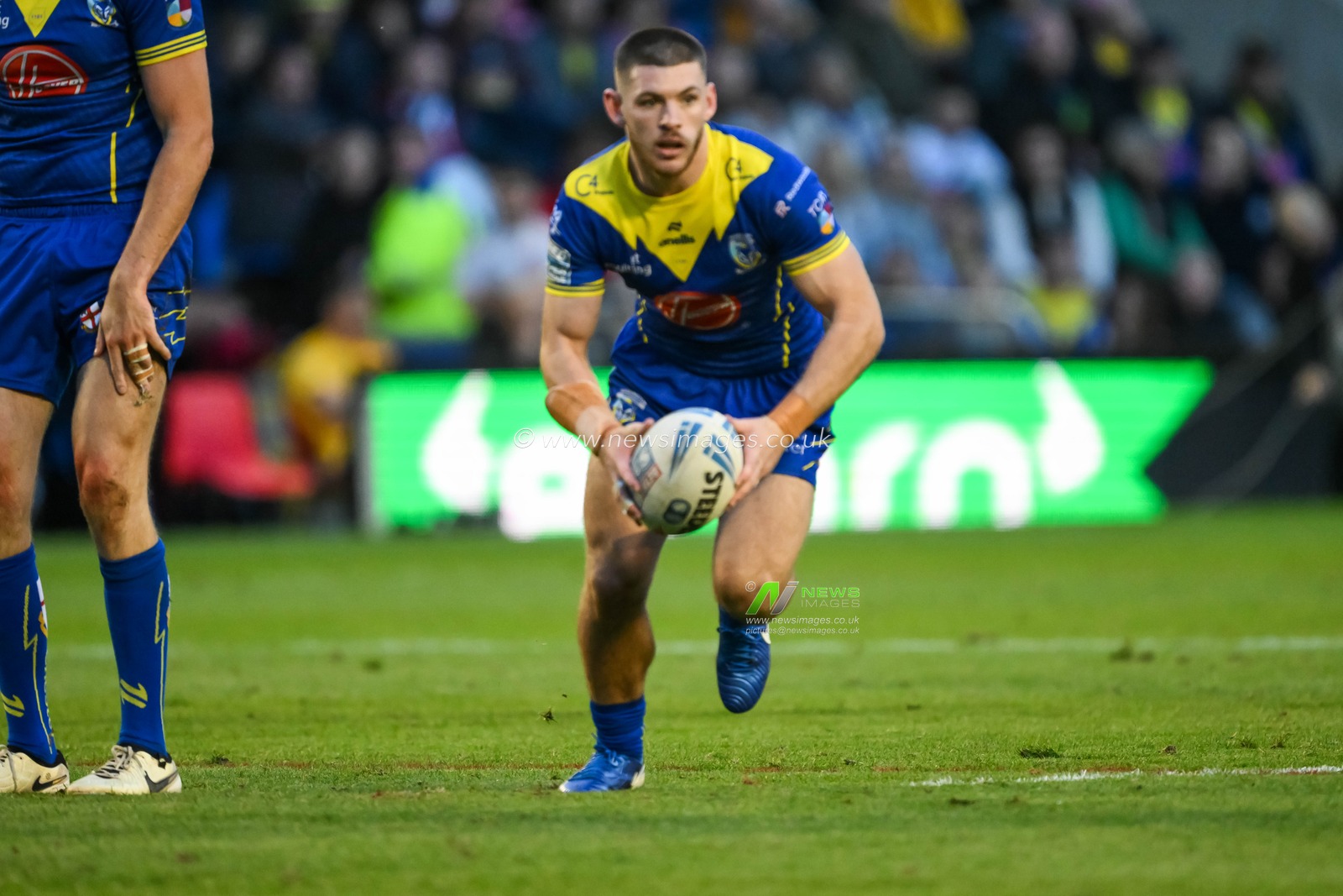 Danny Walker of Warrington Wolves makes a break during the Betfred Super League play-off Eliminator 2 Warrington Wolves v St Helens at Halliwell Jones Stadium, Warrington, United Kingdom, 28th September 2024

(Photo by Craig Thomas/News Images)