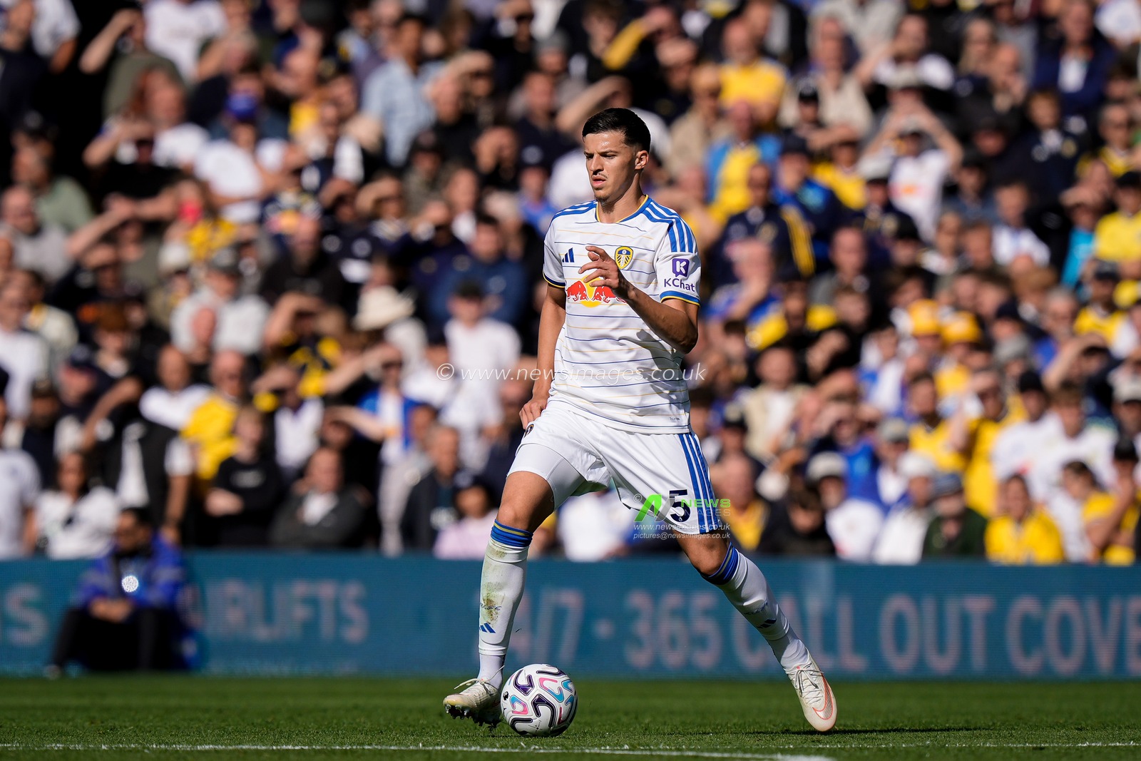 Tarik Muharemovic of Leeds United passes the ball  during the Premier League match Leeds United vs Crystal Palace at Elland Road, Leeds, United Kingdom on 20 September 2026

(Photo by Maynard Manyowa/News Images)