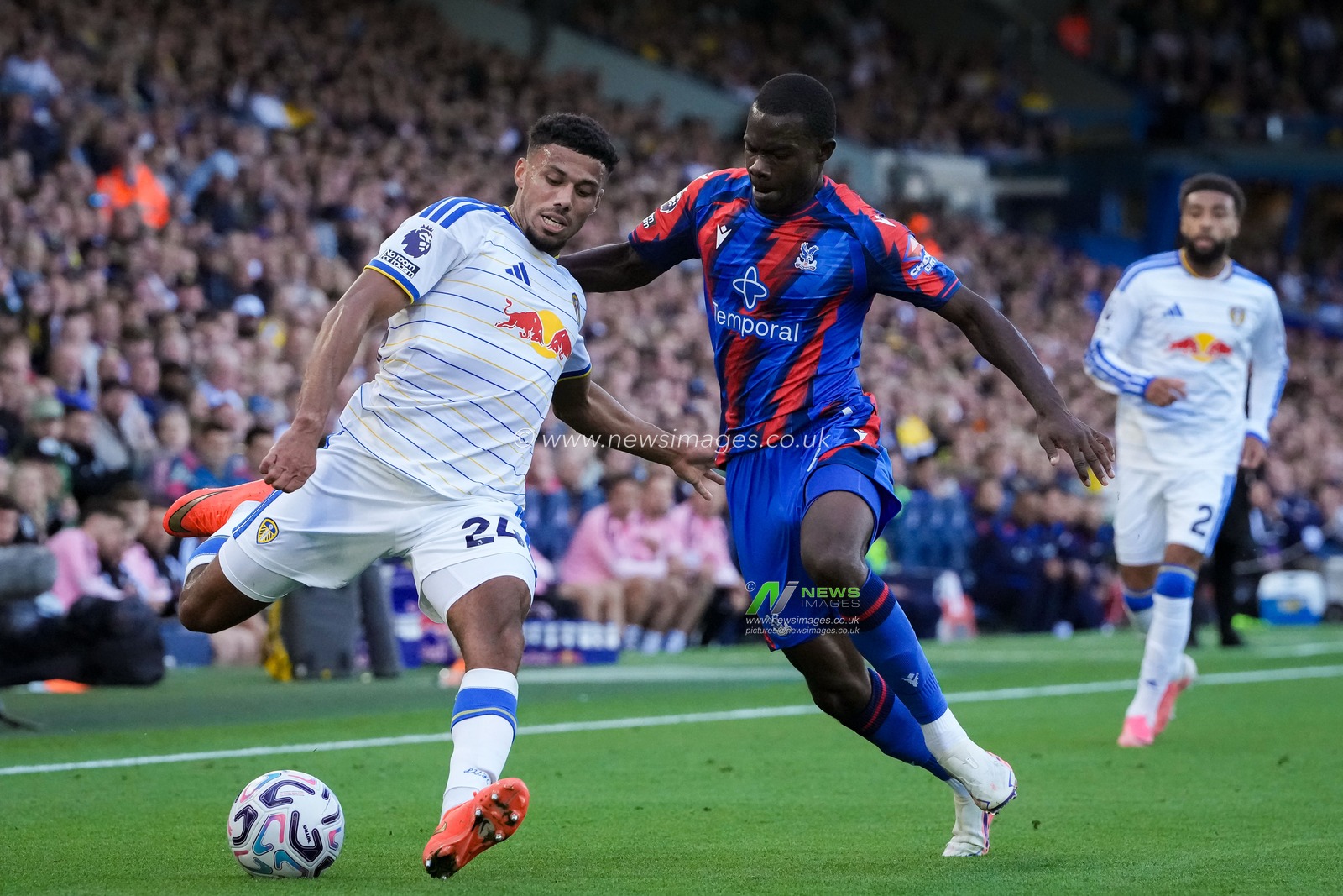James Justin of Leeds United battles for the ball  with Tyrick Mitchell of Crystal Palace during the Premier League match Leeds United vs Crystal Palace at Elland Road, Leeds, United Kingdom on 20 September 2026

(Photo by Maynard Manyowa/News Images)