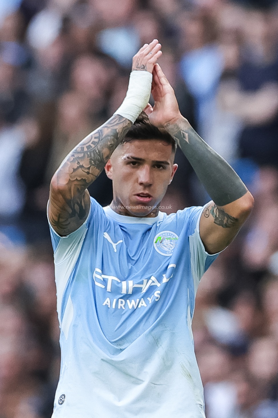 Enzo Fernandez of Manchester City applauds the fans during the Premier League match Manchester City vs Sunderland at Etihad Stadium, Manchester, United Kingdom on 20 September 2026

(Photo by Mark Cosgrove/News Images)