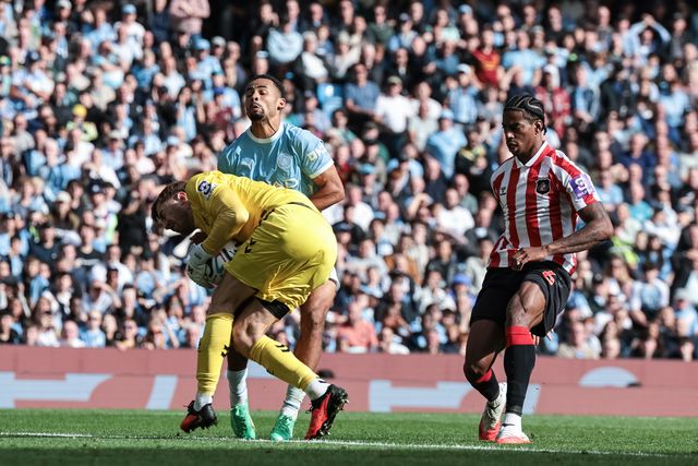 Iliman Ndiaye of Manchester City crashes into Sunderland goalkeeper Robin Roefs during the Premier League match Manchester City vs Sunderland at Etihad Stadium, Manchester, United Kingdom on 20 September 2026

(Photo by Mark Cosgrove/News Images)