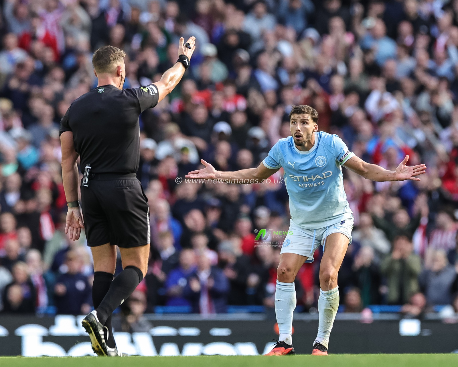 Ruben Dias of Manchester City appealed to referee Robert Jones after Sunderland win a free kick during the Premier League match Manchester City vs Sunderland at Etihad Stadium, Manchester, United Kingdom on 20 September 2026

(Photo by Mark Cosgrove/News Images)