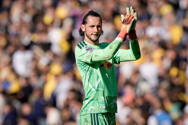Leeds United goalkeeper James Trafford applauds the fans after the final whistle  during the Premier League match Leeds United vs Crystal Palace at Elland Road, Leeds, United Kingdom on 20 September 2026

(Photo by Maynard Manyowa/News Images)