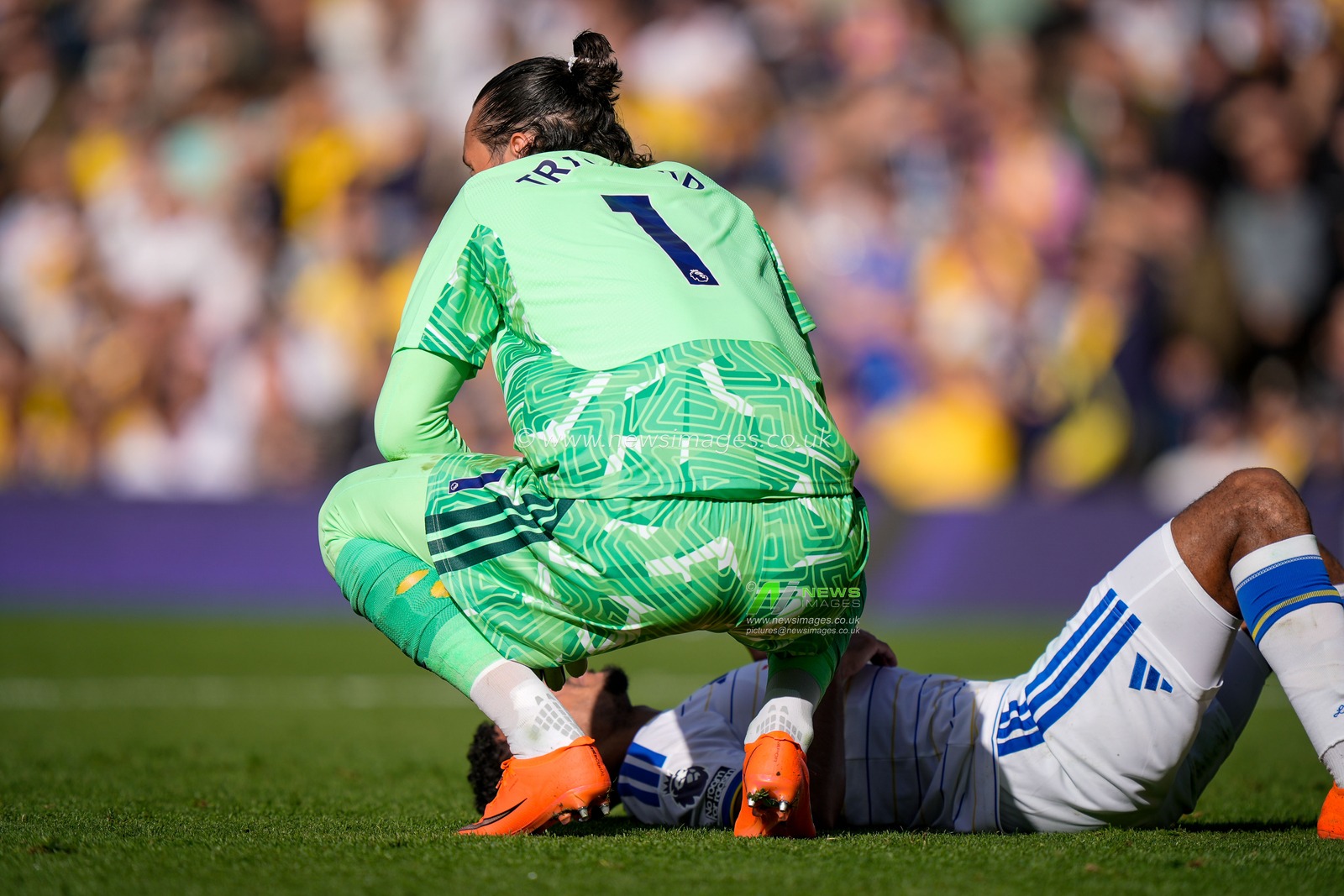 James Justin of Leeds United goes down with a potential tail injury while Leeds United goalkeeper James Trafford checks on him during the Premier League match Leeds United vs Crystal Palace at Elland Road, Leeds, United Kingdom on 20 September 2026

(Photo by Maynard Manyowa/News Images)