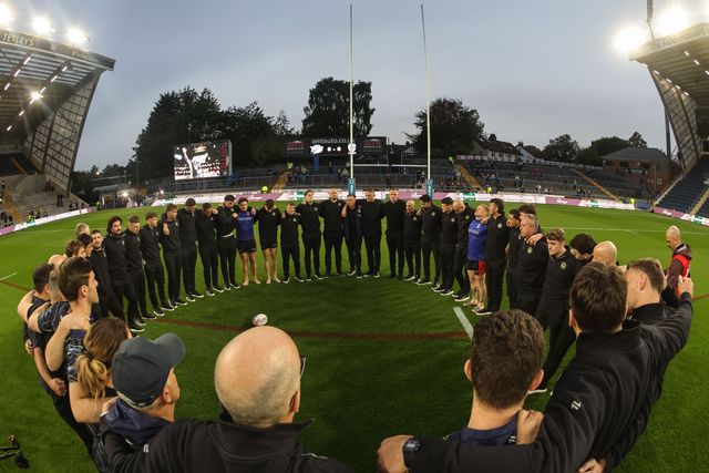 Sam Burgess manager of Warrington Wolves holds his team meeting on the pitch with players and backroom staff during the Betfred Super League Play-off Semi-Final match Leeds Rhinos vs Warrington Wolves at AMT Headingley Stadium, Leeds, United Kingdom on 25 September 2026

(Photo by Mark Cosgrove/News Images)