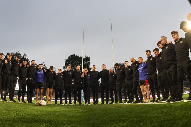 Sam Burgess manager of Warrington Wolves holds his team meeting on the pitch with players and backroom staff during the Betfred Super League Play-off Semi-Final match Leeds Rhinos vs Warrington Wolves at AMT Headingley Stadium, Leeds, United Kingdom on 25 September 2026

(Photo by Mark Cosgrove/News Images)