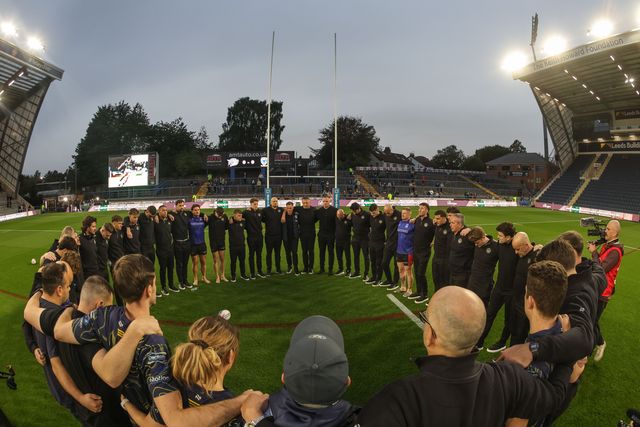 Sam Burgess manager of Warrington Wolves holds his team meeting on the pitch with players and backroom staff during the Betfred Super League Play-off Semi-Final match Leeds Rhinos vs Warrington Wolves at AMT Headingley Stadium, Leeds, United Kingdom on 25 September 2026

(Photo by Mark Cosgrove/News Images)