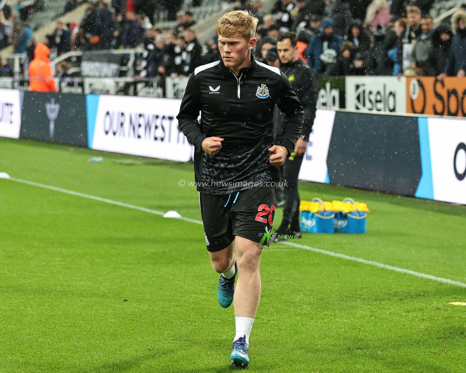 Lewis Hall #20 of Newcastle United during the Carabao Cup Third Round match Newcastle United vs Manchester City at St. James's Park, Newcastle, United Kingdom, 27th September 2023

(Photo by Mark Cosgrove/News Images)
