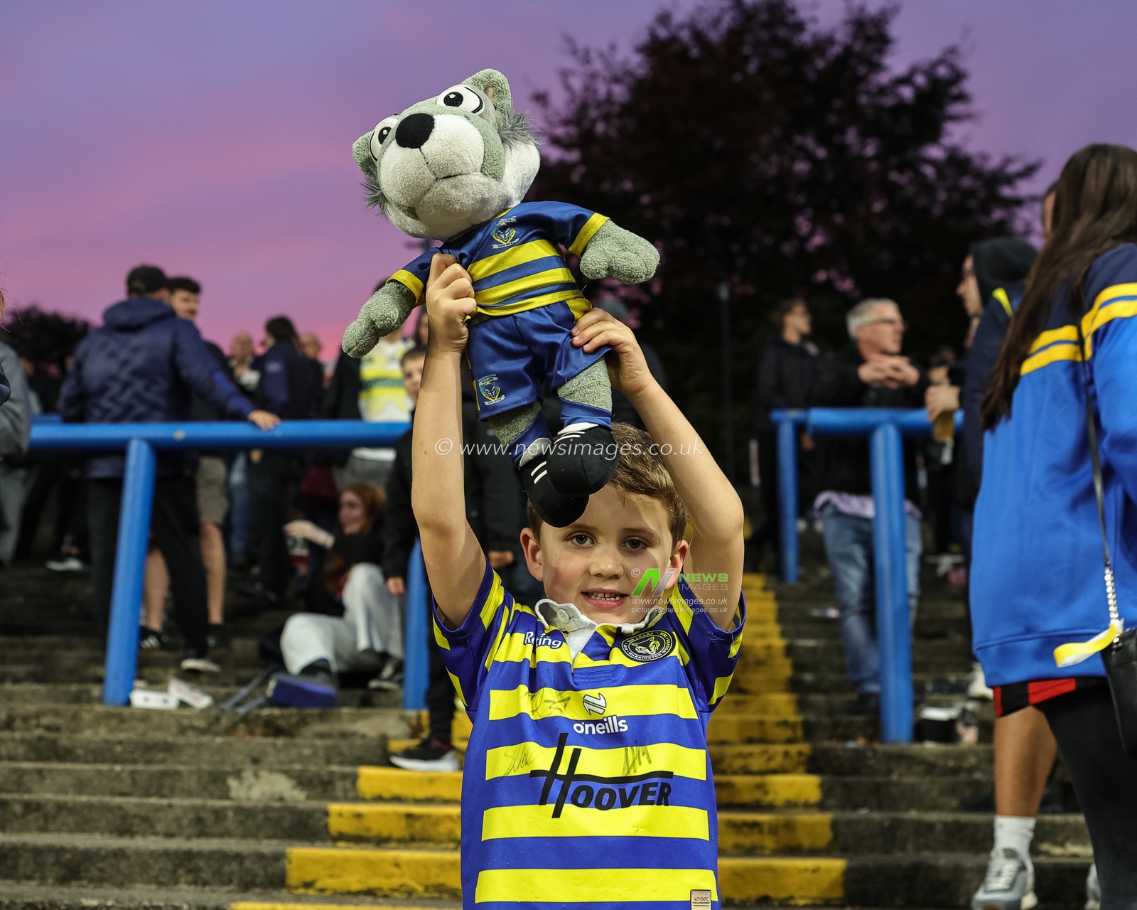 A young Warrington fan with Wolfie the Wire’s mascot during the Betfred Super League Play-off Semi-Final match Leeds Rhinos vs Warrington Wolves at AMT Headingley Stadium, Leeds, United Kingdom on 25 September 2026

(Photo by Mark Cosgrove/News Images)